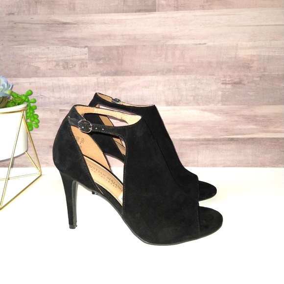 Christian Siriano Ivy Hooded Peep Toe Black Pumps - Picture 4 of 11